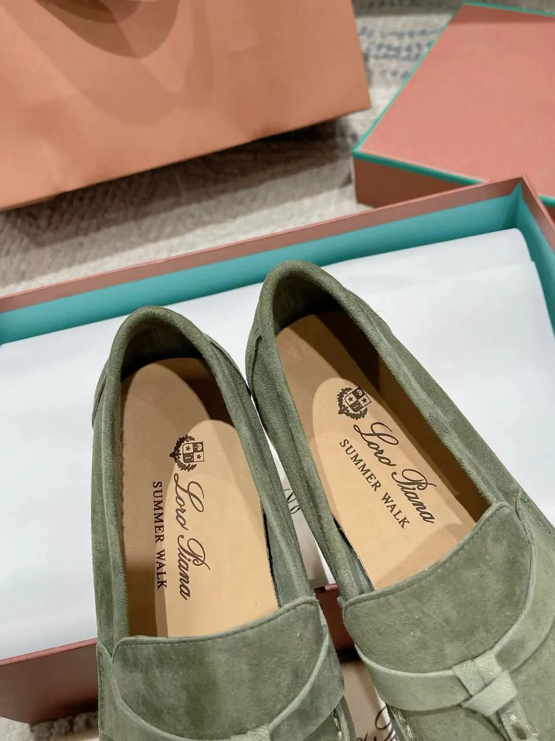Factory price: 520💰4050 new color. Original purchase, 1⃣️: 1⃣️ folded and developed, Loro Piana professional model to try on feet, quality purchase level, flash sale of common products on the market, welcome to compare, original packaging. Fabric: Imported from Italy🐑High mercerized shearling, Lining: Hand-sewn mark thread in water-dyed cowhide imported from Italy🧵, high-end and elegant. Comfortable on the feet. Size: Women's 35-42 (41, 42) customized, non-returnable, men's 38-45 (46, 47, 48) customized, non-refundable. Fashionable boutiques that you can’t miss, a must-have item